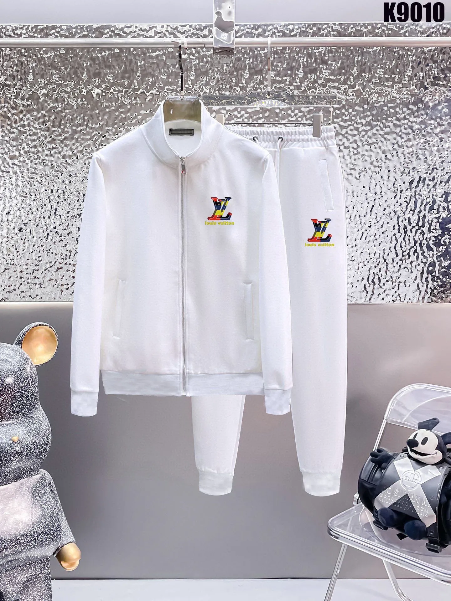 🅿️420 [LV Louis Vuitton] (Fat Man Gospel) hot-selling suit is coming. Focus on the original version of the official website. 2025 new hot-selling cardigan sweater suit. The original order is the best. 🇭🇰The meticulous work of top designers is dedicated to a fitting and perfect upper body effect. All-natural high-quality Roman cotton 100%, close-fitting comfort, noble and elegant! Original hardware embodies elegance and nobility! Counter size: M-5XL (maximum wear up to 220 pounds)